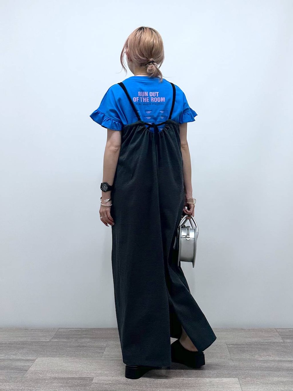 シルバー系のショルダーバッグ、ブルー系のTシャツ/カットソー、ブラック系のサンダルを着用したレディースの夏コーディネートの2枚目の写真