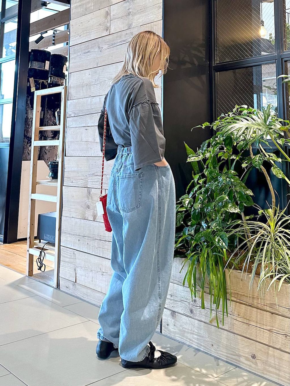 ブルー系のその他パンツ、ブラック系のパンプス、グレー系のTシャツ/カットソーを着用したレディースの春コーディネートの2枚目の写真