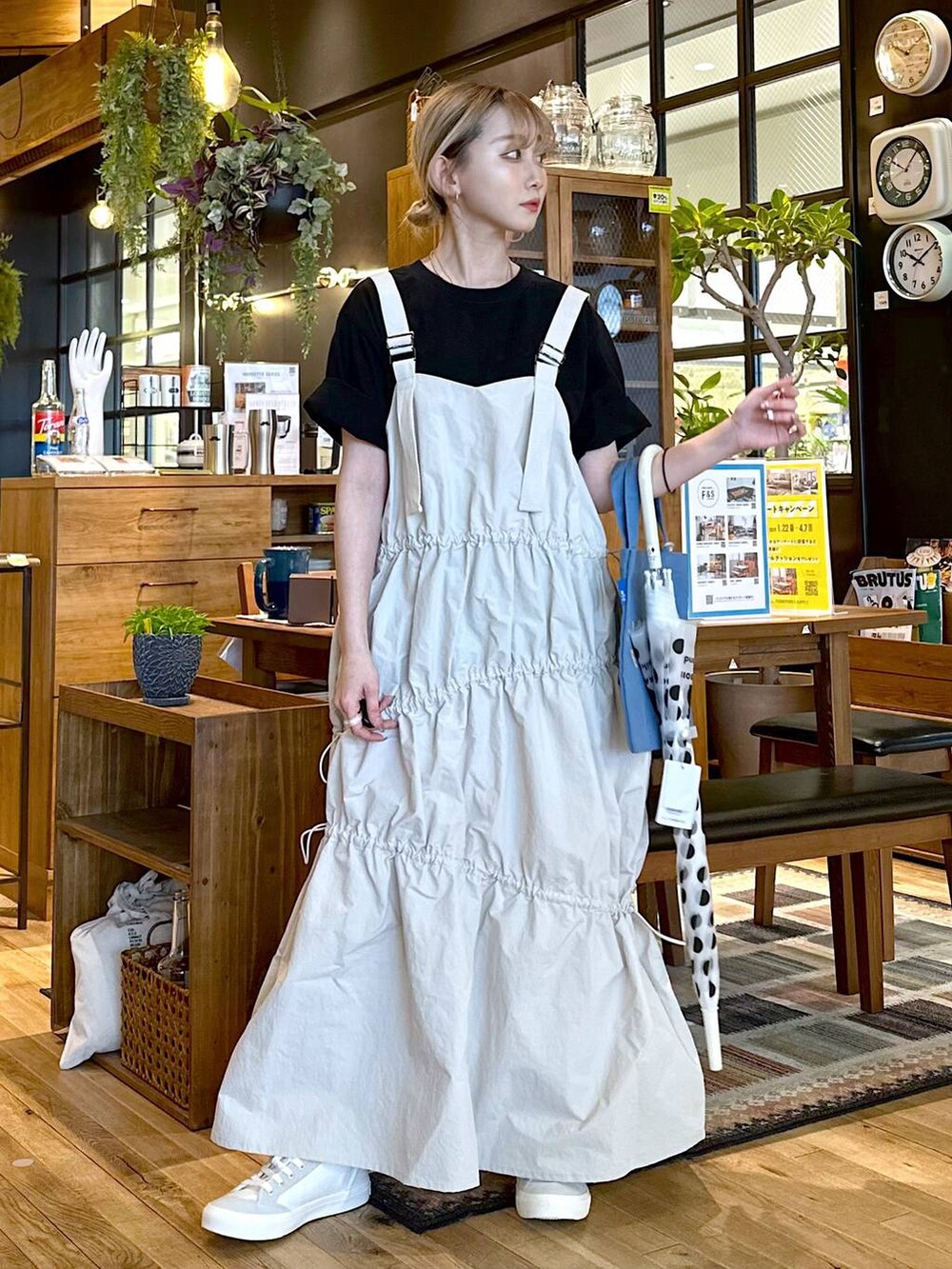 「差し色コーデ、低身長、個性派、デート/ロマンティック、女子会、旅行、niko and ...、Tシャツ、ワンピース、ロングスカート、スカート、トートバッグ、バッグ、FISHS EDDY、スニーカー」｜「niko and...のオリジナルオーガニックレースアップスニーカー（スニーカー、ホワイト系）」を使った、すなぎもさん（レディース・153cm）の冬コーディネートの2枚目の写真