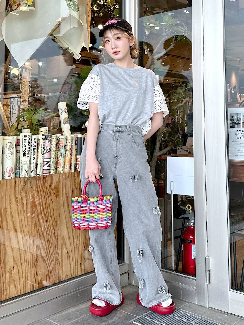 その他のデニムパンツ、レッド系のサンダル、レッド系のハンドバッグを着用したレディースの春コーディネートの4枚目の写真