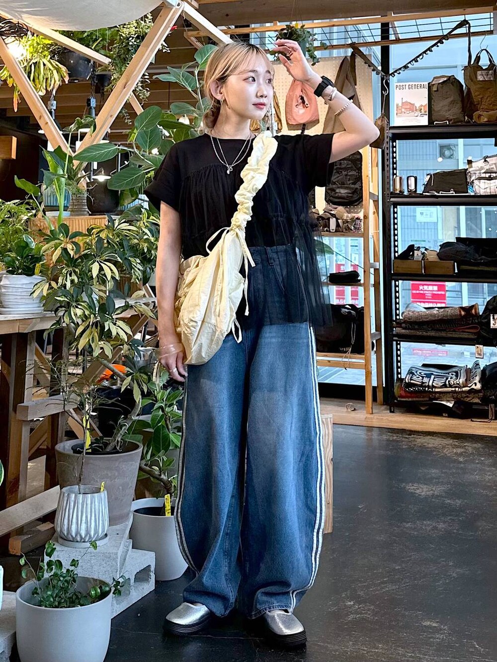 「夏コーデ、差し色コーデ、低身長、個性派、デート/ロマンティック、女子会、旅行、niko and ...、Tシャツ、ワイドパンツ、デニムパンツ、パンツ、ショルダーバッグ、バッグ、スニーカー」｜「tiny tinyのギャザードロストバッグ[tiny tiny(ティニーティニー)]（ショルダーバッグ、ベージュ系）」を使った、すなぎもさん（レディース・153cm）の夏コーディネートの5枚目の写真
