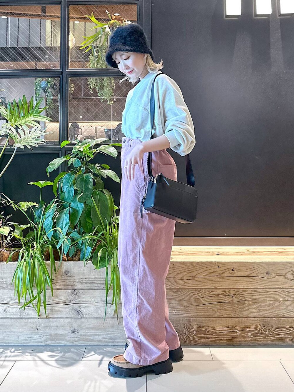 「差し色コーデ、低身長、個性派、デート/ロマンティック、女子会、旅行、niko and...、ハット、スウェット、ワイドパンツ、ショルダーバッグ、バッグ、秋コーデ、冬コーデ、セールコーデ」｜「niko and...のビンテージ風コーデュロイパンツ（その他パンツ、ピンク系）」を使った、すなぎもさん（レディース・153cm）の秋コーディネートの3枚目の写真