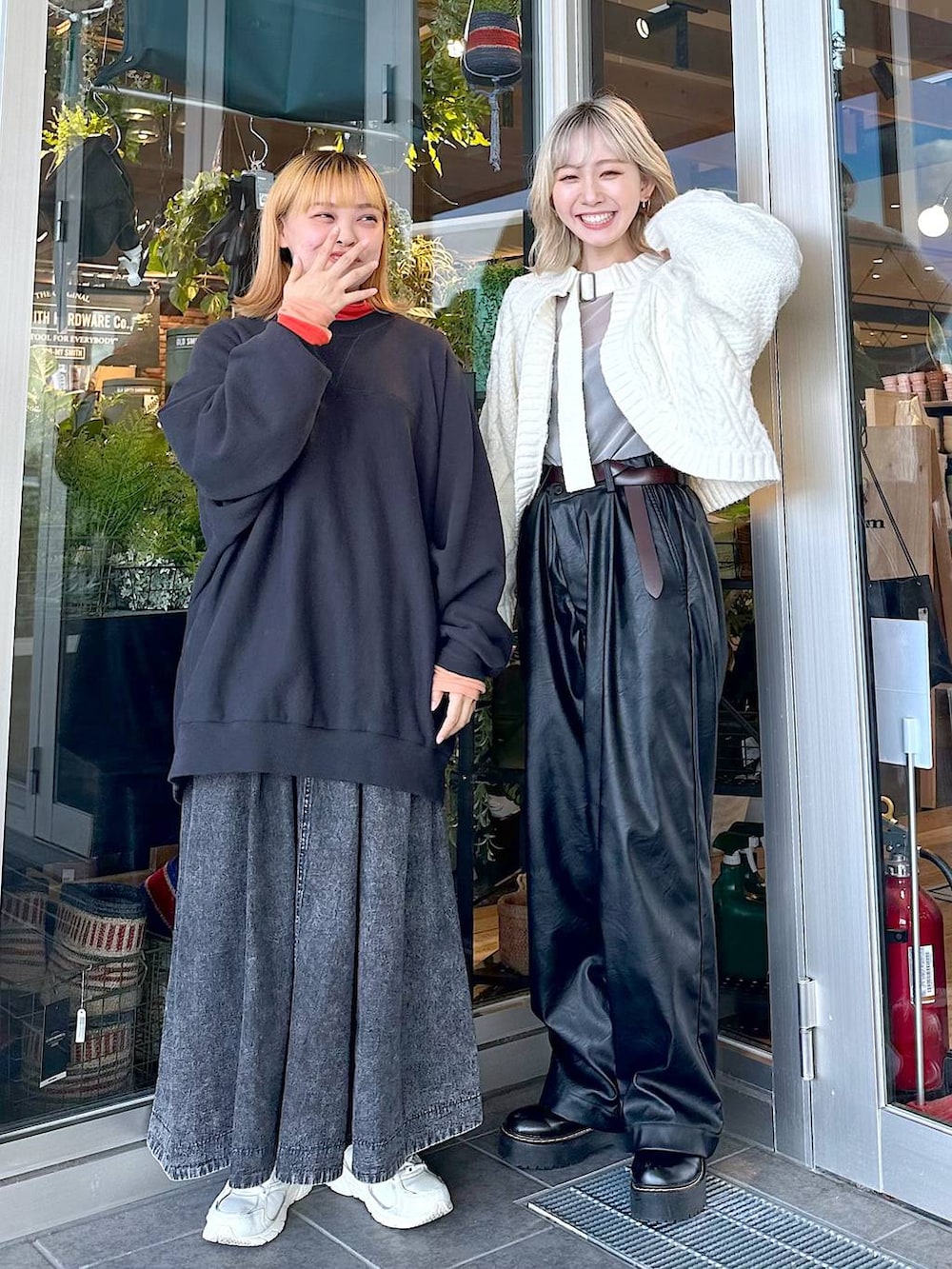 ブラック系のTシャツ/カットソー、レッド系のTシャツ/カットソー、ブラック系のその他パンツを着用したレディースの秋コーディネートの3枚目の写真