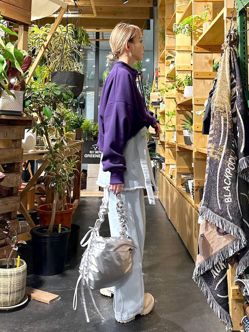 ベージュ系のブーツ、パープル系のその他トップス、グレー系のショルダーバッグを着用したレディースの冬コーディネートの4枚目の写真