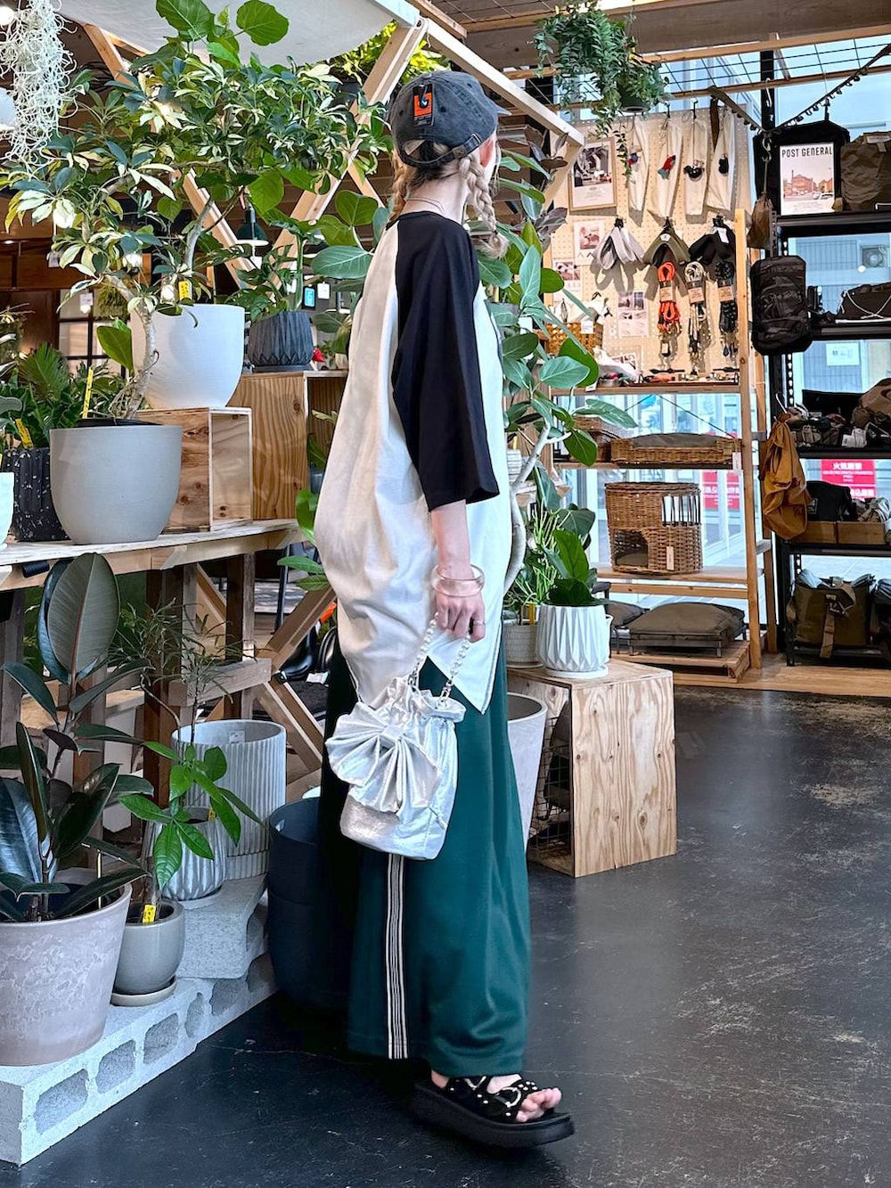 ブラック系のサンダル、グレー系のショルダーバッグ、グリーン系のスカートを着用したレディースの夏コーディネートの4枚目の写真