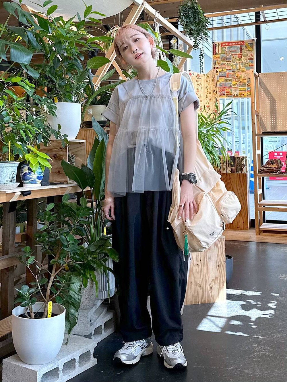 ブラック系のその他パンツ、グレー系のTシャツ/カットソー、ベージュ系のショルダーバッグを着用したレディースの夏コーディネートの2枚目の写真