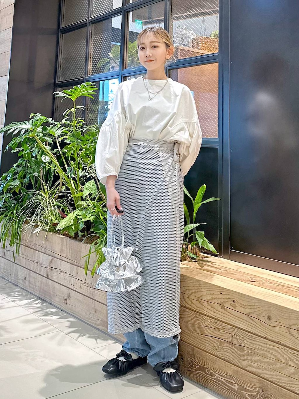 グレー系のスカート、ブルー系のその他パンツ、ブラック系のパンプスを着用したレディースの春コーディネートの5枚目の写真