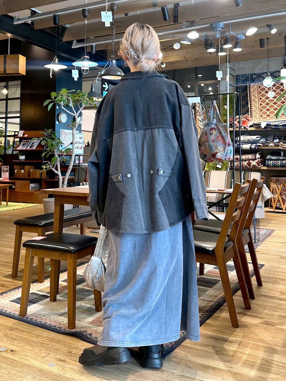 「差し色コーデ、低身長、個性派、デート/ロマンティック、女子会、旅行、niko and ...、ヘアアクセサリー、デニムジャケット、ジャケット、ジャケットスタイル、ワンピース、ショルダーバッグ、バッグ、ショートブーツ」｜「niko and...のレイヤード風フレアワンピース（ワンピース、ブルー系）」を使った、すなぎもさん（レディース・153cm）の秋コーディネートの3枚目の写真