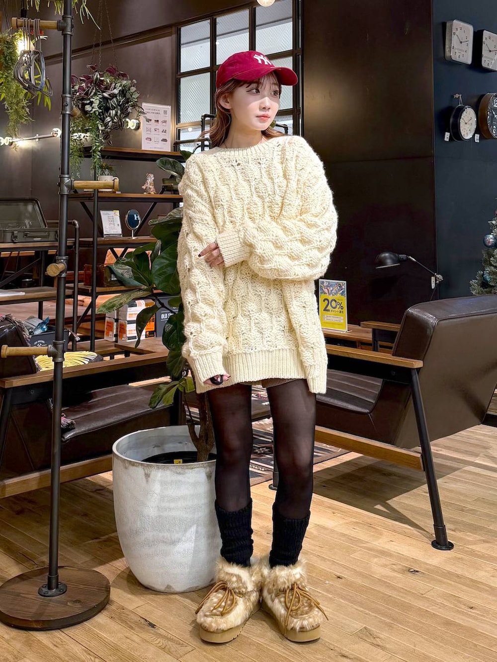 その他のモカシン/デッキシューズ、ベージュ系のニット/セーターを着用したレディースの秋コーディネートの2枚目の写真