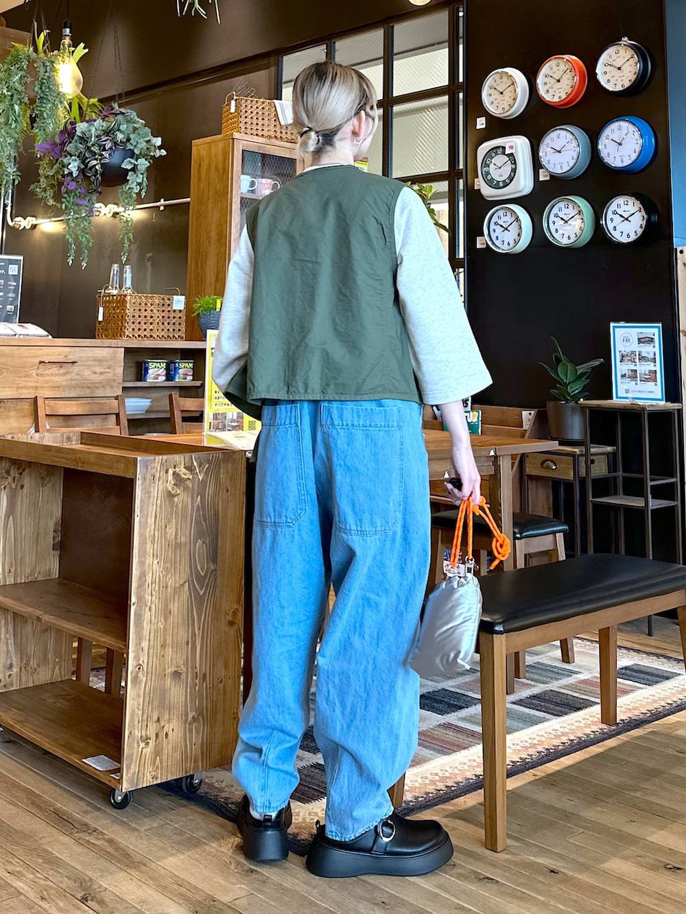 ブルー系のその他パンツ、グリーン系のベスト、グレー系のショルダーバッグを着用したレディースの冬コーディネートの4枚目の写真