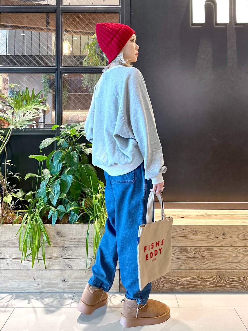 ブルー系のその他パンツ、グレー系のTシャツ/カットソー、イエロー系のブーツを着用したレディースの秋コーディネートの5枚目の写真