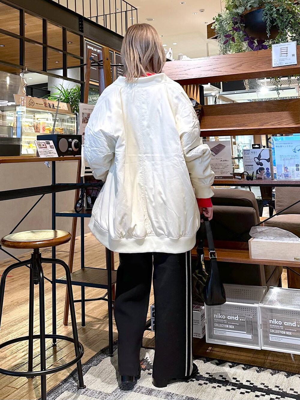 「ロンT、差し色コーデ、低身長、個性派、デート/ロマンティック、女子会、旅行、niko and ...、ミリタリー、ミリタリージャケット、Tシャツ、ワイドパンツ、ニット、ショルダーバッグ、バッグ」｜「niko and...の【ALLIED(アライド)】モンスターMA-1（MA-1、ベージュ系）」を使った、すなぎもさん（レディース・153cm）の冬コーディネートの4枚目の写真