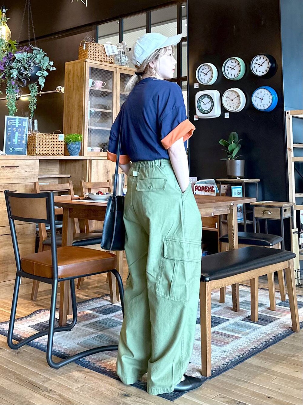 ブルー系のTシャツ/カットソー、その他のパンプス、グリーン系のカーゴパンツを着用したレディースの春コーディネートの2枚目の写真