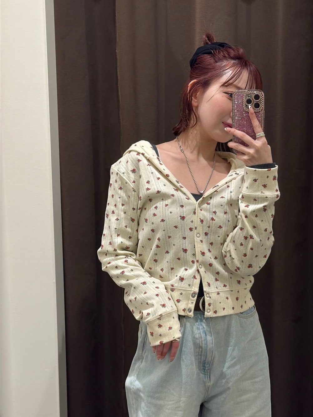 ブルー系のデニムパンツ、ベージュ系のTシャツ/カットソーを着用したレディースの冬コーディネートの3枚目の写真