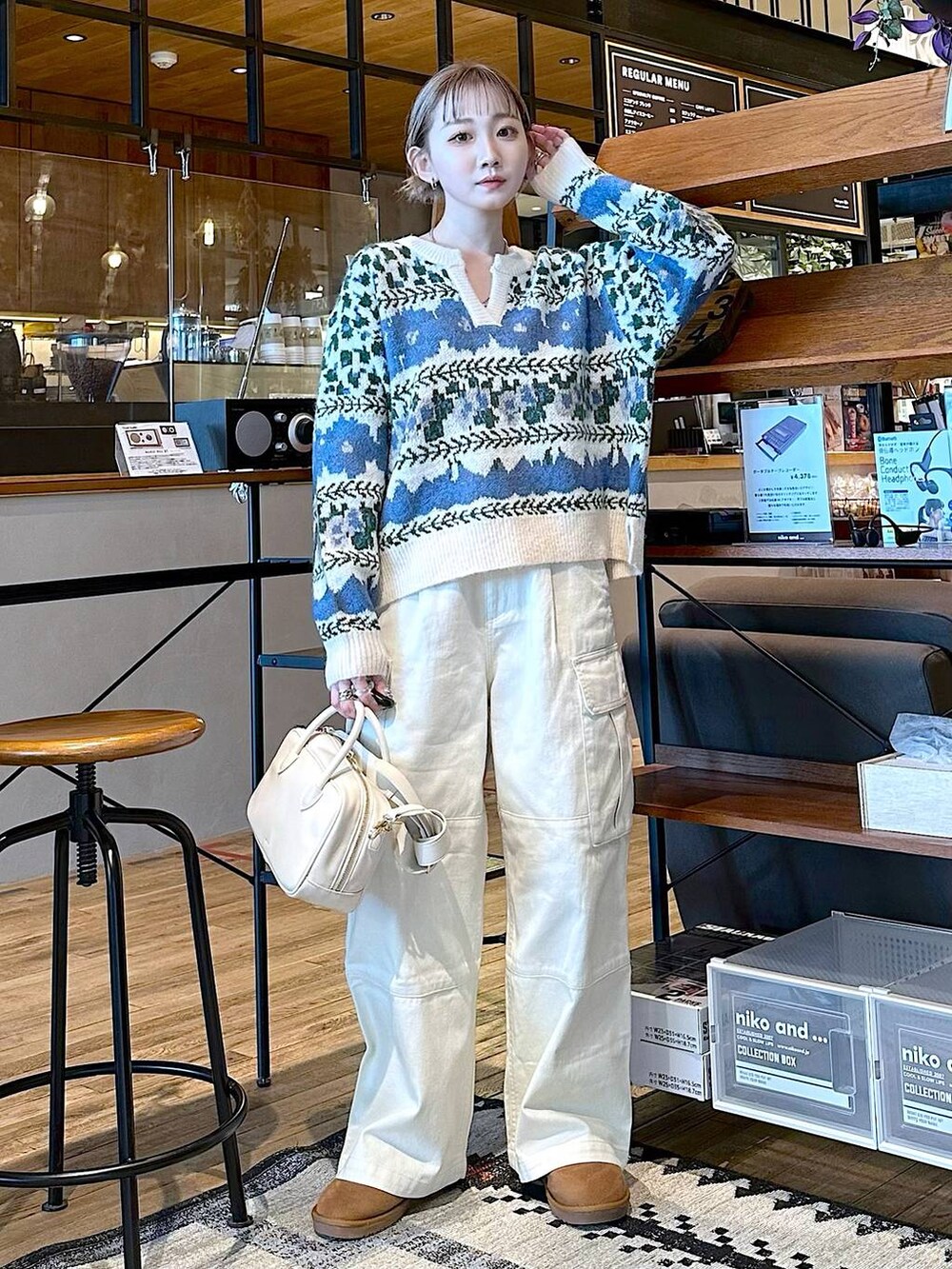 「差し色コーデ、低身長、個性派、旅行、niko and ...、女子会、デート/ロマンティック、ニット、ワイドパンツ、ショルダーバッグ、バッグ、ブーツ、ワントーン、オーバーサイズ」｜「niko and...のオリジナルシューズケース2個セット（収納グッズ、その他）」を使った、すなぎもさん（レディース・153cm）の冬コーディネートの3枚目の写真