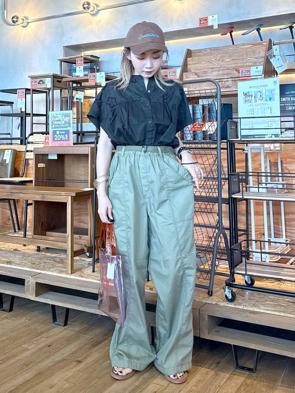 「セールコーデ、カジュアルコーデ、差し色コーデ、低身長、個性派、デート/ロマンティック、女子会、旅行、niko and ...、キャップ、ブラウス、ワイドパンツ、ハンドバッグ、バッグ、FISHS EDDY」｜「niko and...のDRYチルイージーベルトパンツ（その他パンツ、グリーン系）」を使った、すなぎもさん（レディース・153cm）の夏コーディネートの3枚目の写真