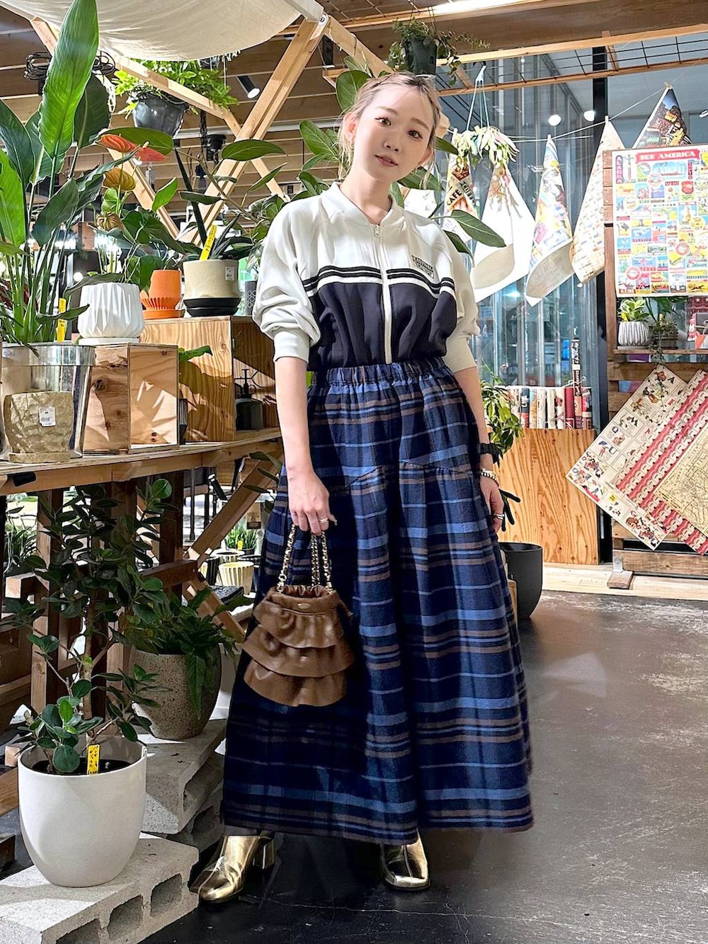 グレー系のその他パンツ、ゴールド系のブーツ、ブラウン系のショルダーバッグを着用したレディースの夏コーディネートの4枚目の写真