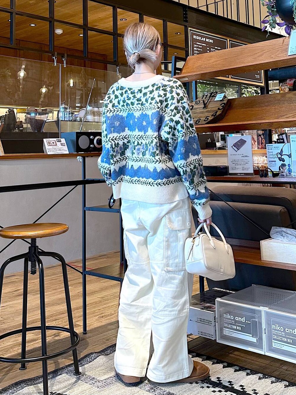 「差し色コーデ、低身長、個性派、旅行、niko and ...、女子会、デート/ロマンティック、ニット、ワイドパンツ、ショルダーバッグ、バッグ、ブーツ、ワントーン、オーバーサイズ」｜「niko and...のオリジナルシューズケース2個セット（収納グッズ、その他）」を使った、すなぎもさん（レディース・153cm）の冬コーディネートの2枚目の写真