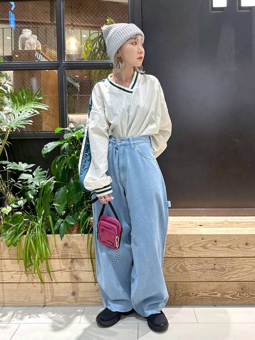 パープル系のショルダーバッグ、ブルー系のその他パンツ、ブラック系のスニーカーを着用したレディースの秋コーディネートの2枚目の写真