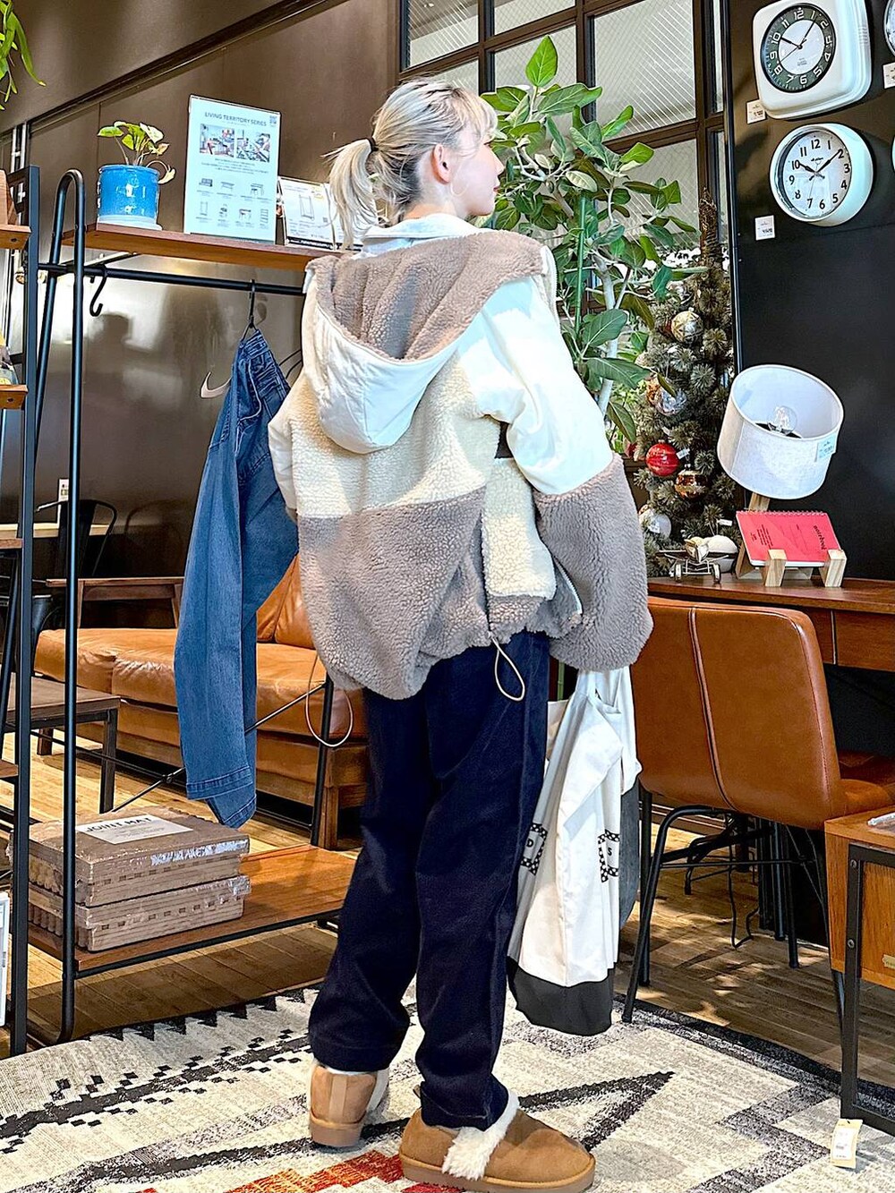 ブラック系のトートバッグ、イエロー系のその他シューズ、ブルー系のその他パンツを着用したレディースの秋コーディネートの2枚目の写真