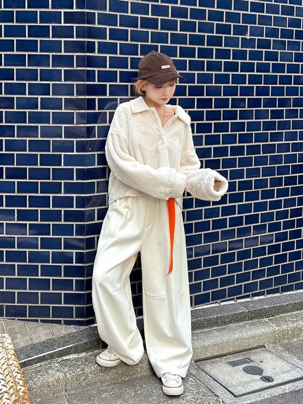 ベージュ系のブルゾン、ベージュ系のその他パンツ、ベージュ系のポロシャツを着用したレディースの秋コーディネートの2枚目の写真