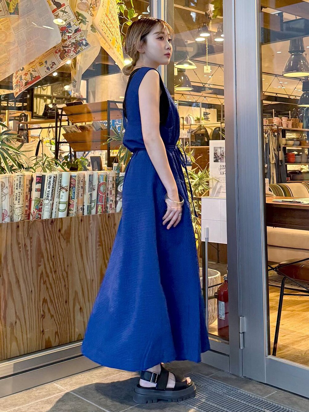 ブルー系のドレスを着用したレディースの夏コーディネートの3枚目の写真