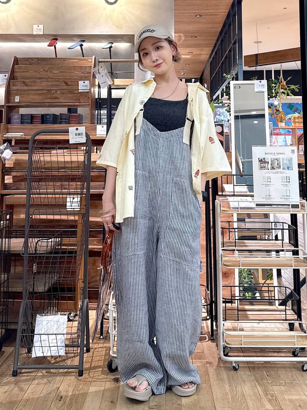 「差し色コーデ、低身長、個性派、デート/ロマンティック、女子会、旅行、niko and ...、キャップ、シャツ、シャツスタイル、オーバーサイズ、サロペット、トートバッグ、ハンドバッグ、バッグ」|「niko and...のオリジナルアソートロゴ刺繍キャップ(キャップ、ベージュ系)」を使った、すなぎもさん(レディース・153cm)の春コーディネートの4枚目の写真