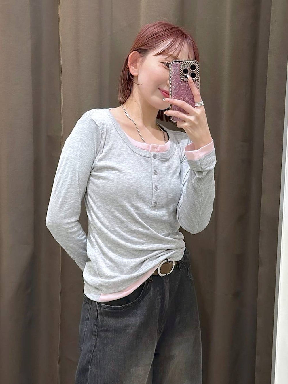 グレー系のデニムパンツ、グレー系のTシャツ/カットソーを着用したレディースの冬コーディネートの2枚目の写真