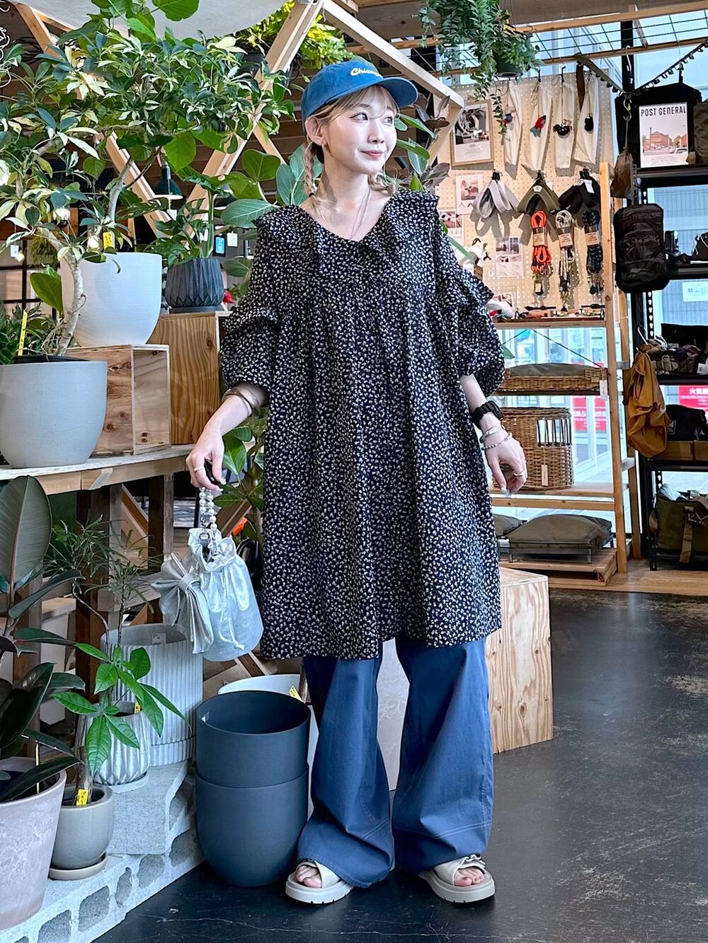 ベージュ系のサンダル、ブルー系のその他パンツ、ベージュ系のキャミソールを着用したレディースの夏コーディネートの4枚目の写真