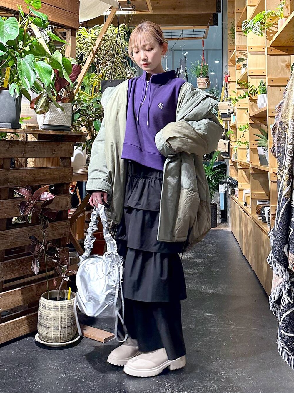 「差し色コーデ、低身長、個性派、デート/ロマンティック、ブーツ、冬コーデ、女子会、旅行、niko and ...、アウター、コート、スウェット、スポーティ、ロングスカート、ショルダーバッグ」｜「niko and...の【ALLIED(アライド)】モンスターブルゾン（ブルゾン、グリーン系）」を使った、すなぎもさん（レディース・153cm）の冬コーディネートの2枚目の写真