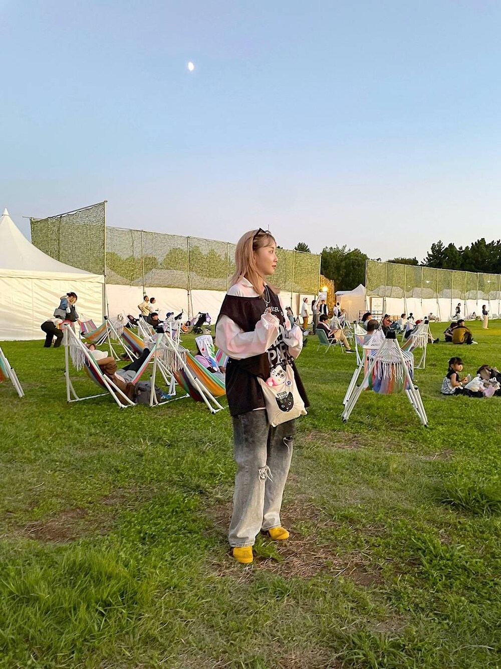 ホワイト系のショルダーバッグ、ブラック系のデニムパンツ、その他のTシャツ/カットソーを着用したレディースの秋コーディネートの5枚目の写真