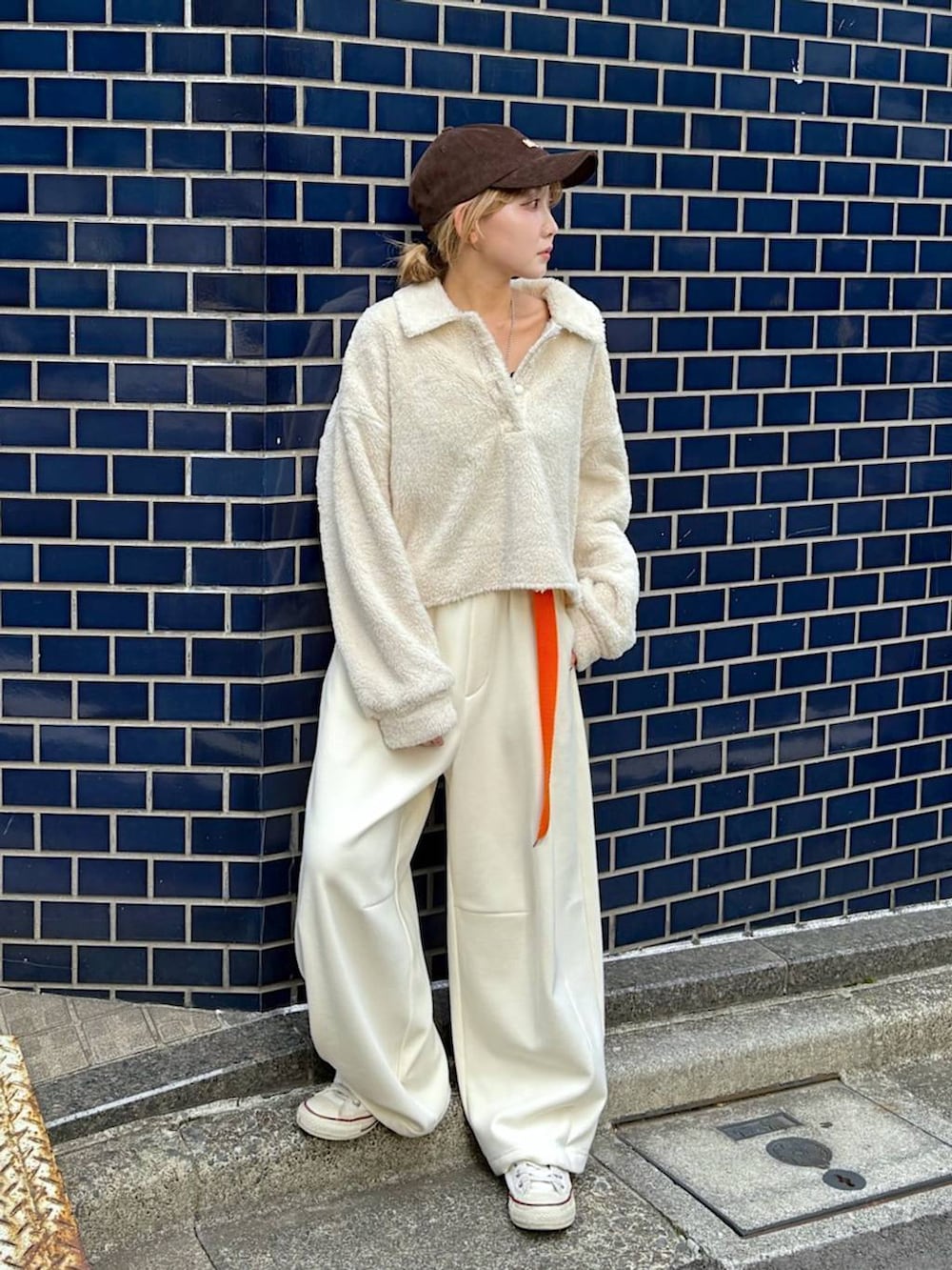 ベージュ系のブルゾン、ベージュ系のその他パンツ、ベージュ系のポロシャツを着用したレディースの秋コーディネートの4枚目の写真