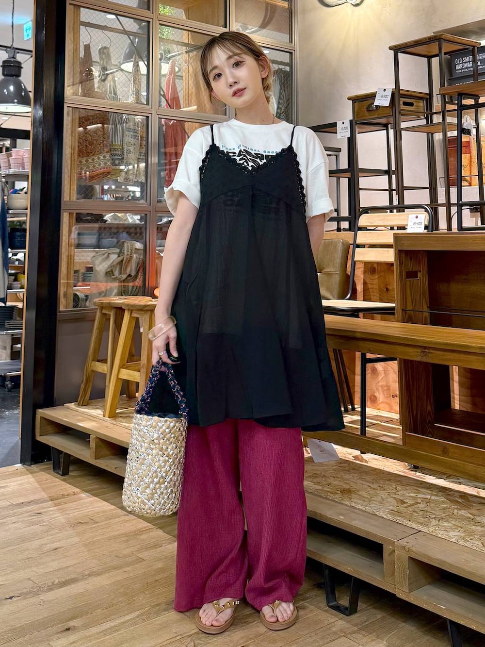 パープル系のその他パンツ、イエロー系のサンダル、グレー系のかごバッグを着用したレディースの夏コーディネートの4枚目の写真