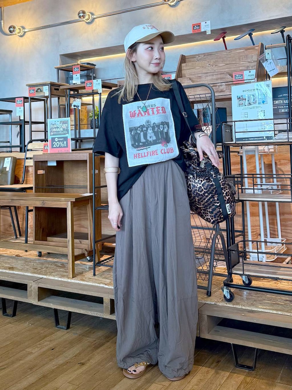 「差し色コーデ、低身長、個性派、デート/ロマンティック、女子会、旅行、niko and ...、キャップ、Tシャツ、ワイドパンツ、パンツ、ショルダーバッグ、バッグ、サンダル、夏コーデ」｜「niko and...の【STRANGER THINGS】コラボ ポスター風プリントTシャツ（Tシャツ/カットソー、ブラック系）」を使った、すなぎもさん（レディース・153cm）の夏コーディネートの3枚目の写真