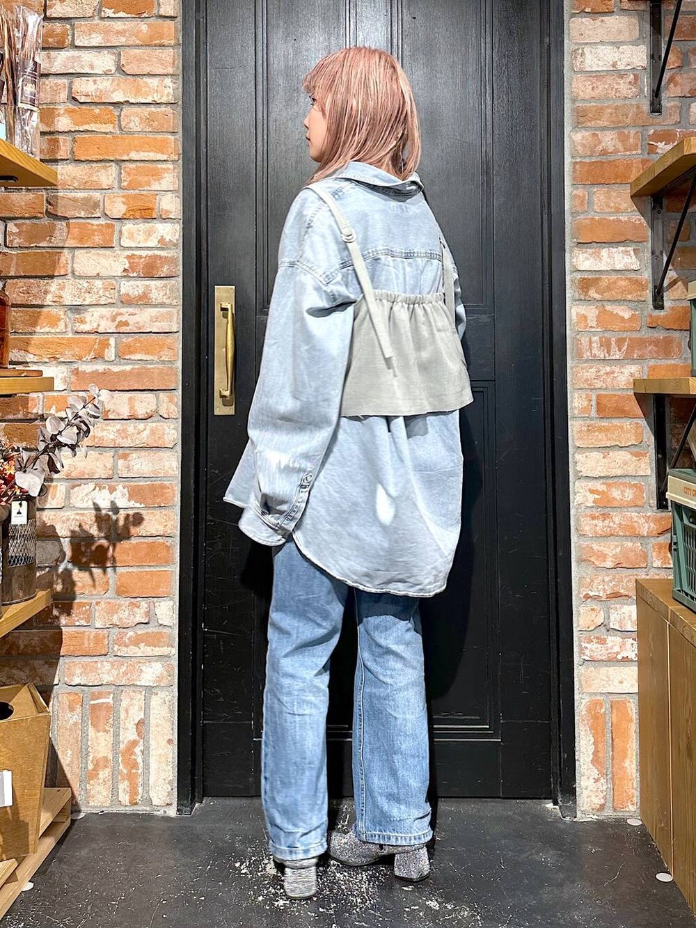 グレー系のブーツ、グレー系のその他トップス、ブルー系のシャツ/ブラウスを着用したレディースの冬コーディネートの5枚目の写真
