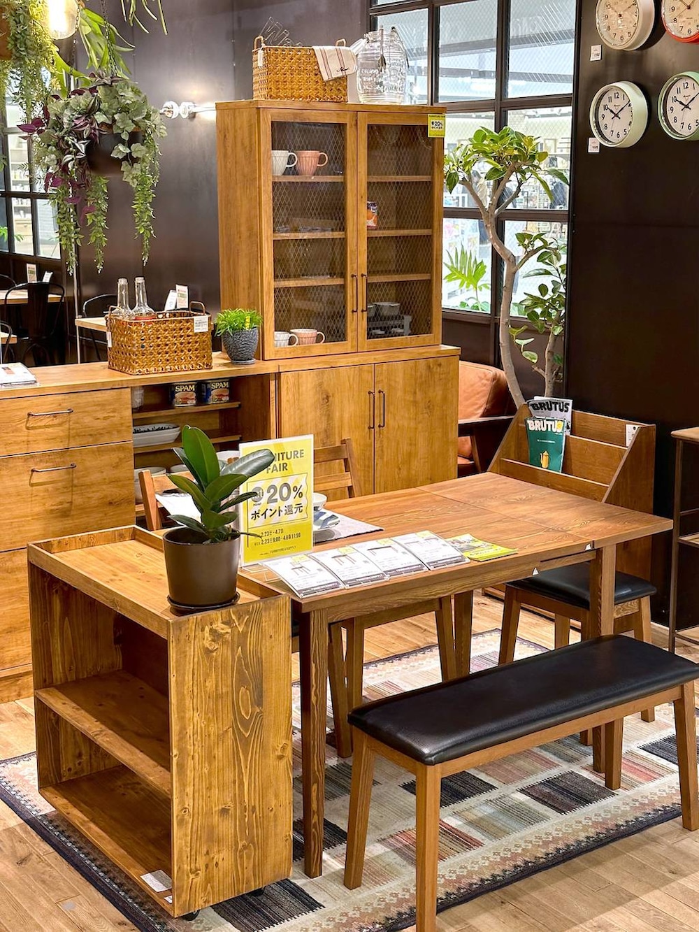 「差し色コーデ、低身長、個性派、デート/ロマンティック、女子会、旅行、niko and ...、家具、セットアップ」｜「niko and...のワークジャンプスーツ（つなぎ/オールインワン、ピンク系）」を使った、すなぎもさん（レディース・153cm）の春コーディネートの3枚目の写真