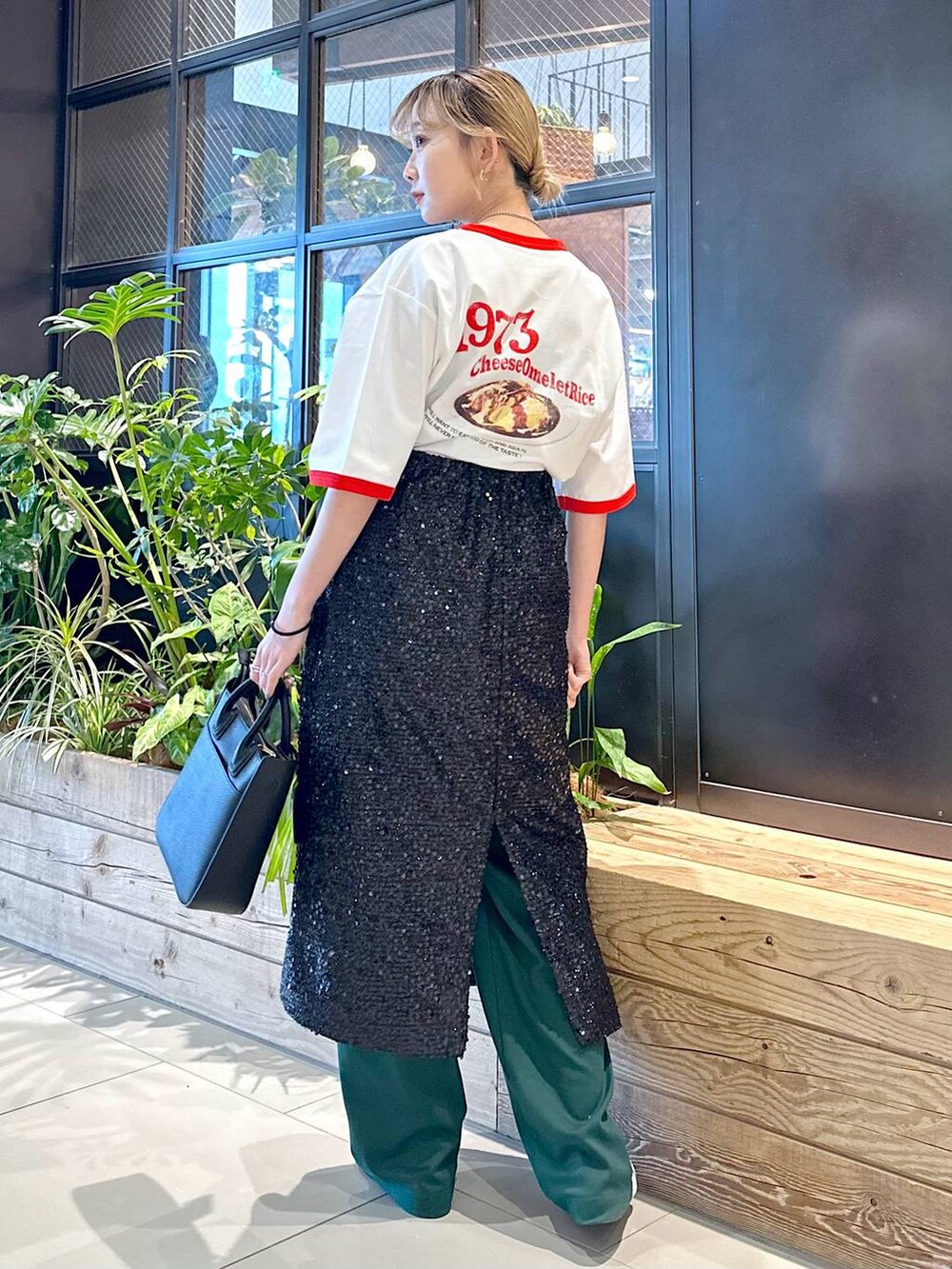 「ショルダーバッグ、差し色コーデ、低身長、個性派、デート/ロマンティック、女子会、旅行、niko and ...、Tシャツ、スカート、ワイドパンツ、パンツ、ユニセックス、バッグ、ハンドバッグ」｜「niko and...のスパンコールスカート（スカート、ブラック系）」を使った、すなぎもさん（レディース・153cm）の春コーディネートの4枚目の写真