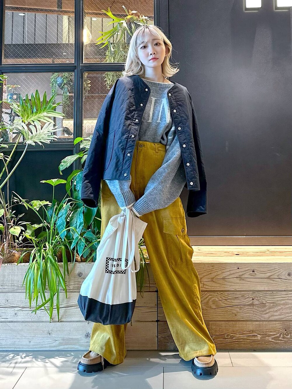 「バッグ、差し色コーデ、低身長、個性派、デート/ロマンティック、女子会、旅行、niko and...、アウター、ニット、ワイドパンツ、トートバッグ、FISHS EDDY、秋コーデ、冬コーデ」｜「niko and...の[Fishs Eddy(フィッシュエディ)]パッカブルトートバッグ（トートバッグ、ブラック系）」を使った、すなぎもさん（レディース・153cm）の秋コーディネートの2枚目の写真