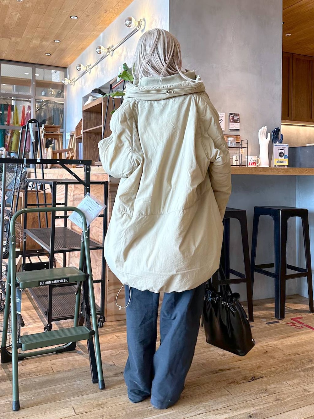 グレー系のその他パンツ、グレー系のブーツ、ベージュ系のブルゾンを着用したレディースの冬コーディネートの2枚目の写真