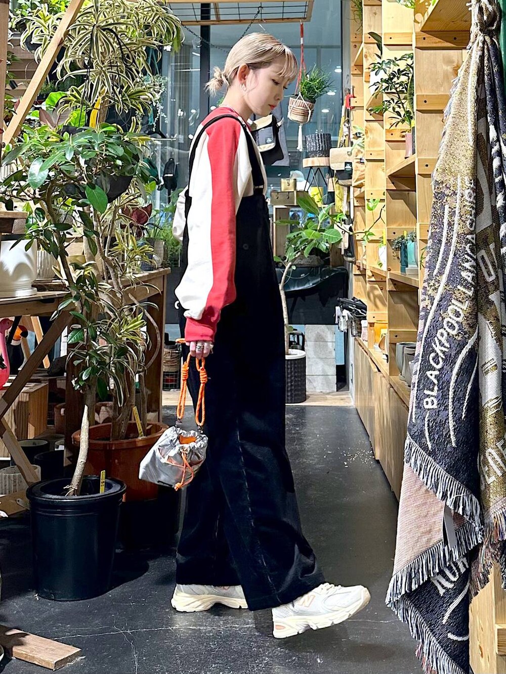 ベージュ系のスニーカー、グレー系のショルダーバッグ、ブラック系のその他パンツを着用したレディースの冬コーディネートの3枚目の写真