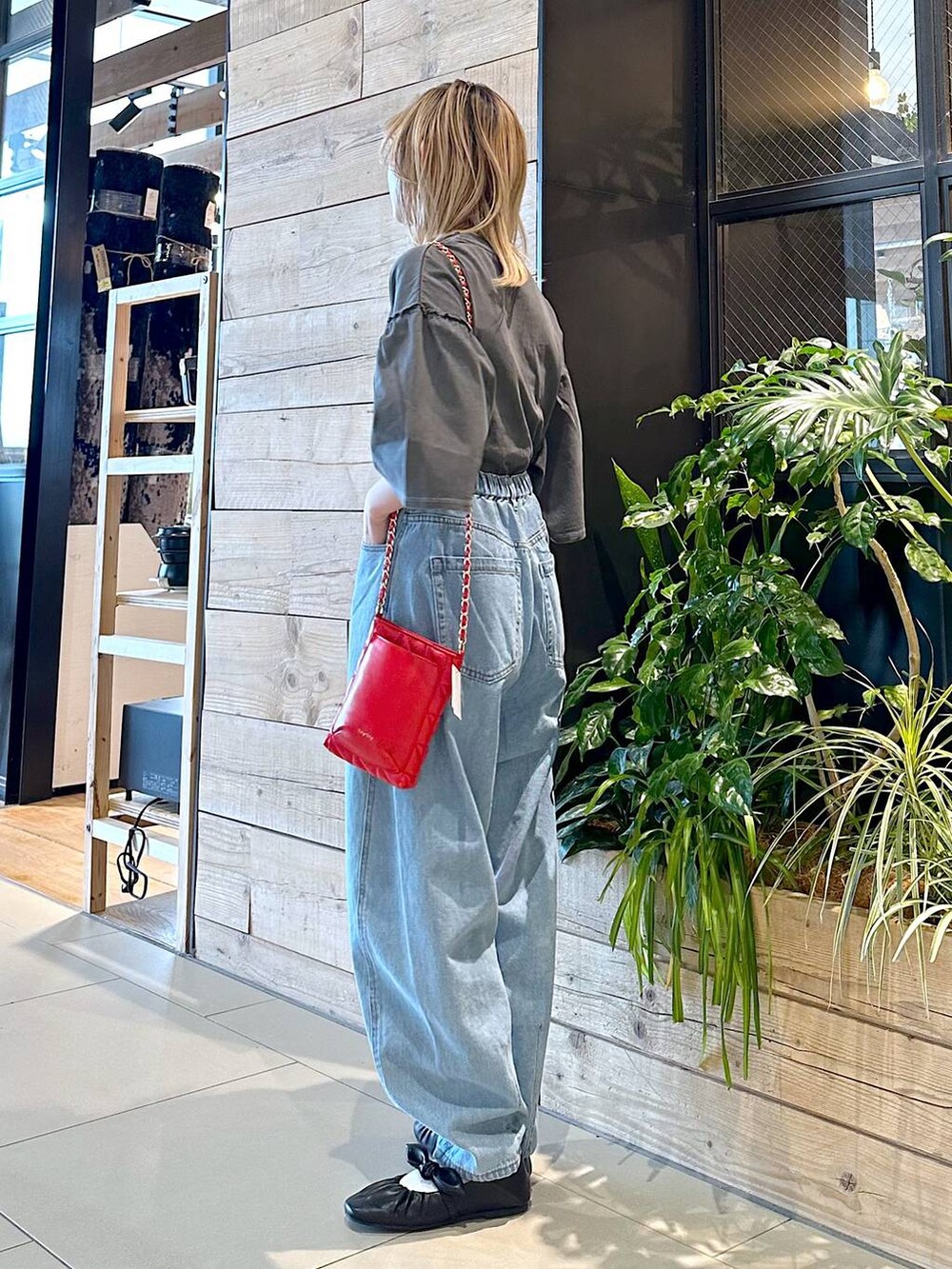 ブルー系のその他パンツ、ブラック系のパンプス、グレー系のTシャツ/カットソーを着用したレディースの春コーディネートの3枚目の写真