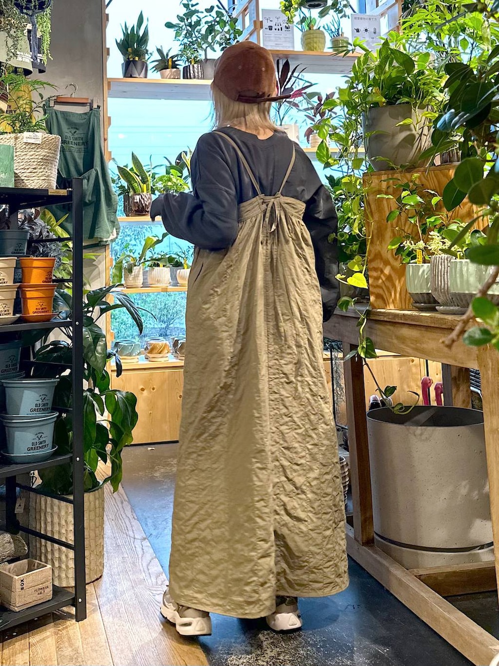 グレー系のスウェット、ブラウン系のスニーカー、グレー系のショルダーバッグを着用したレディースの秋コーディネートの2枚目の写真