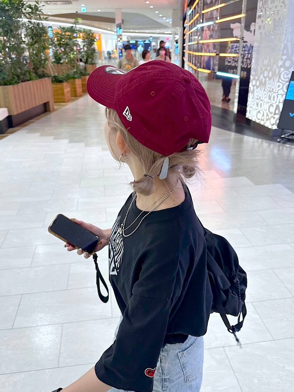 ブルー系のデニムパンツを着用したレディースの夏コーディネートの3枚目の写真