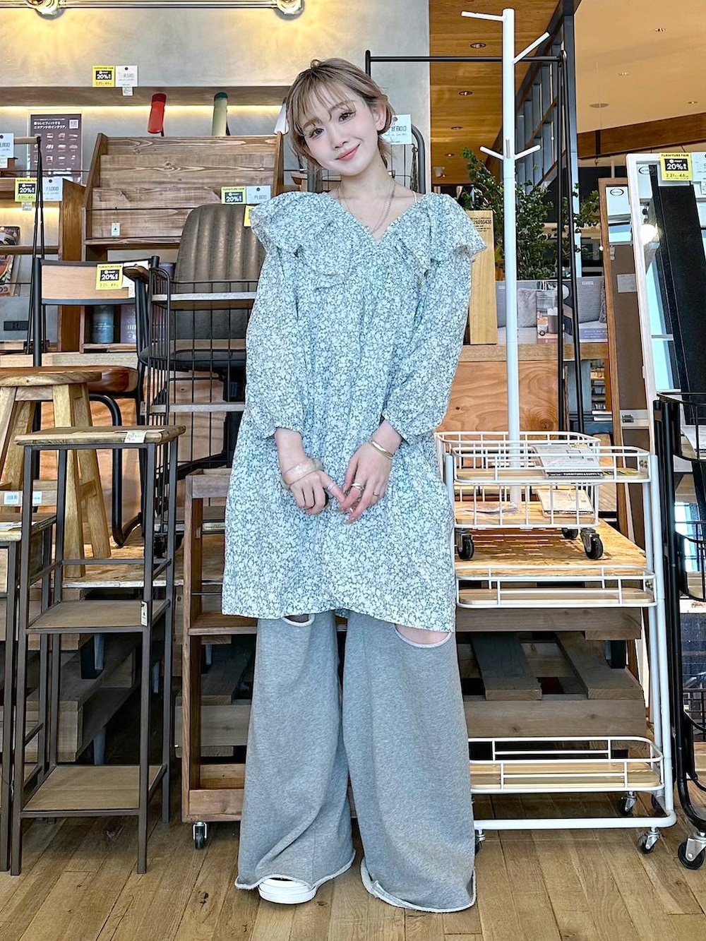 「春色、差し色コーデ、低身長、個性派、デート/ロマンティック、女子会、旅行、niko and ...、ワンピース、スウェットパンツ、パンツ、ワイドパンツ、ガーリー、春コーデ、春服みてみて」｜「niko and...のプレミアムローンフリルチュニック（チュニック、グリーン系）」を使った、すなぎもさん（レディース・153cm）の春コーディネートの4枚目の写真