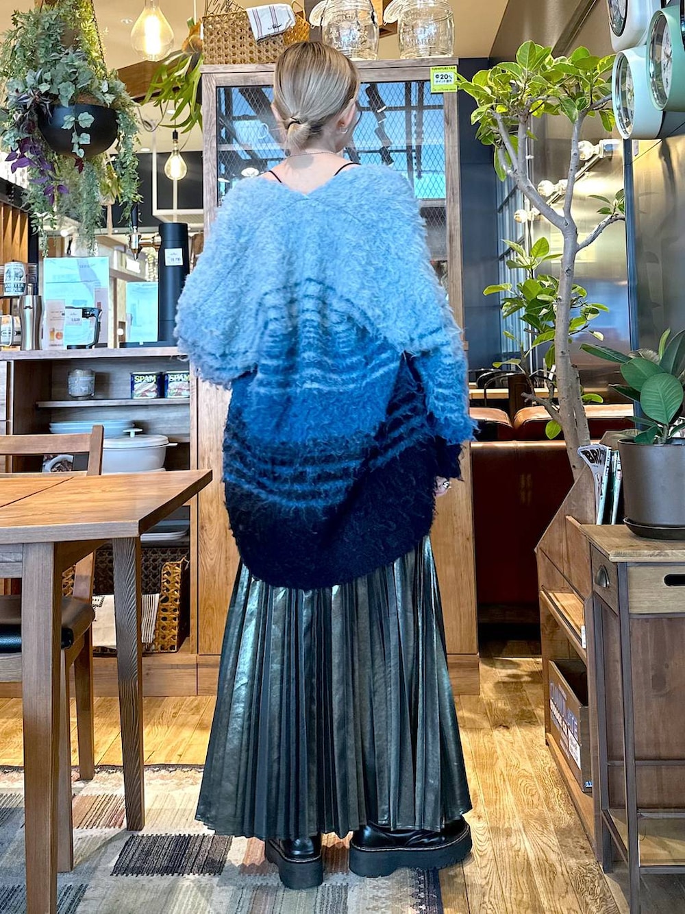 ベージュ系のスカート、ブルー系のカーディガン/ボレロを着用したレディースの冬コーディネートの2枚目の写真