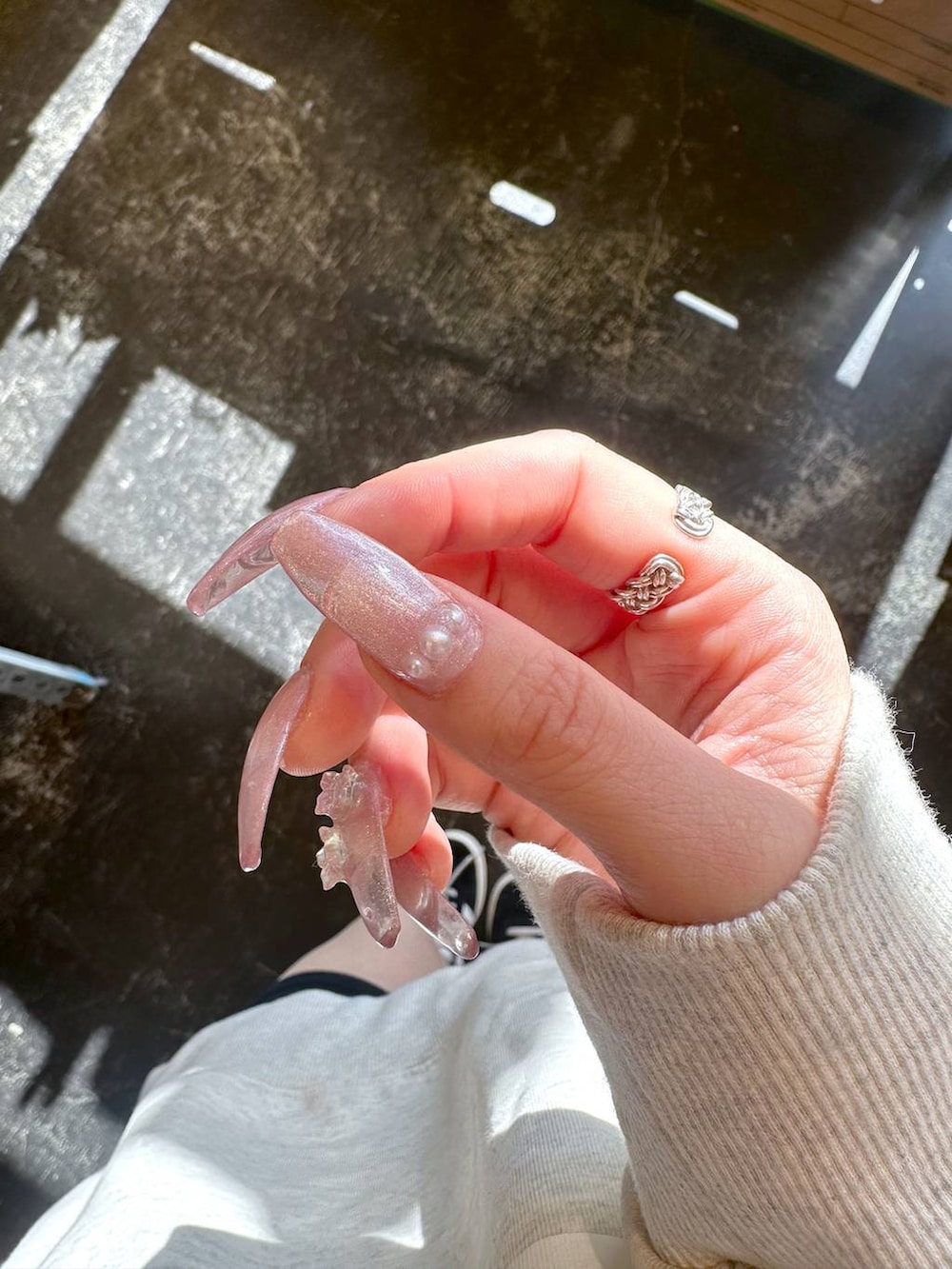 「差し色コーデ、低身長、個性派、デート/ロマンティック、女子会、旅行、niko and ...、ネイルチップ、ピンク、マグネットネイル、春色、春ネイル、スクエアネイル、スクエアオフネイル、スクエア」｜「Fishs Eddyの【Fishs Eddy(フィッシュエディ)】スウェットプルオーバー【UNISEX】（スウェット、グレー系）」を使った、すなぎもさん（レディース・153cm）の春コーディネートの2枚目の写真