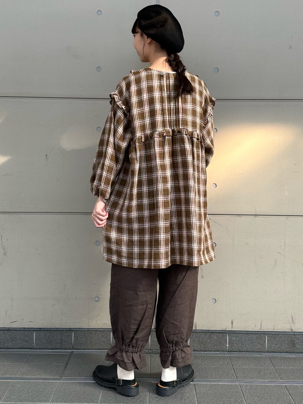 「秋冬コーデ、ゆるコーデ、オトナ女子、セットアップ、大人コーデ、ブラウン、チュニック、ベレー帽、サンダル、秋コーデ、秋のコーデ、SM2、サマンサ モスモス(Samansa Mos2)、ワントーンコーデ、ゆったりコーデ」｜「Samansa Mos2の杢カラーベレー帽（ハット、ブラック系）」を使った、やまもとさん（レディース・161cm）の秋コーディネートの2枚目の写真
