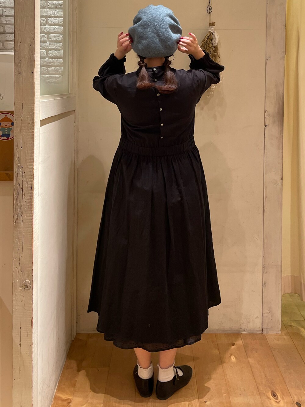 ブラック系のワンピース、ブラック系のスカート、ブラック系のドレスシューズを着用したレディースの秋コーディネートの2枚目の写真