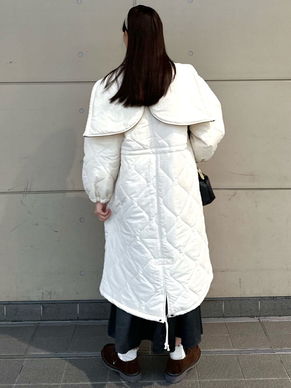 「大人カジュアル、モノトーン、モノトーンコーデ、ビッグシルエット、お洒落さんとつながりたい、冬、冬コーデ、キレイめ、コート、ホワイト、ガーリー、SM2、スカート、おしゃれさんと繋がりたい、今日のコーデ」|「Samansa Mos2のキルティングスノーコート(その他アウター、ホワイト系)」を使った、やまもとさん(レディース・161cm)の冬コーディネートの3枚目の写真