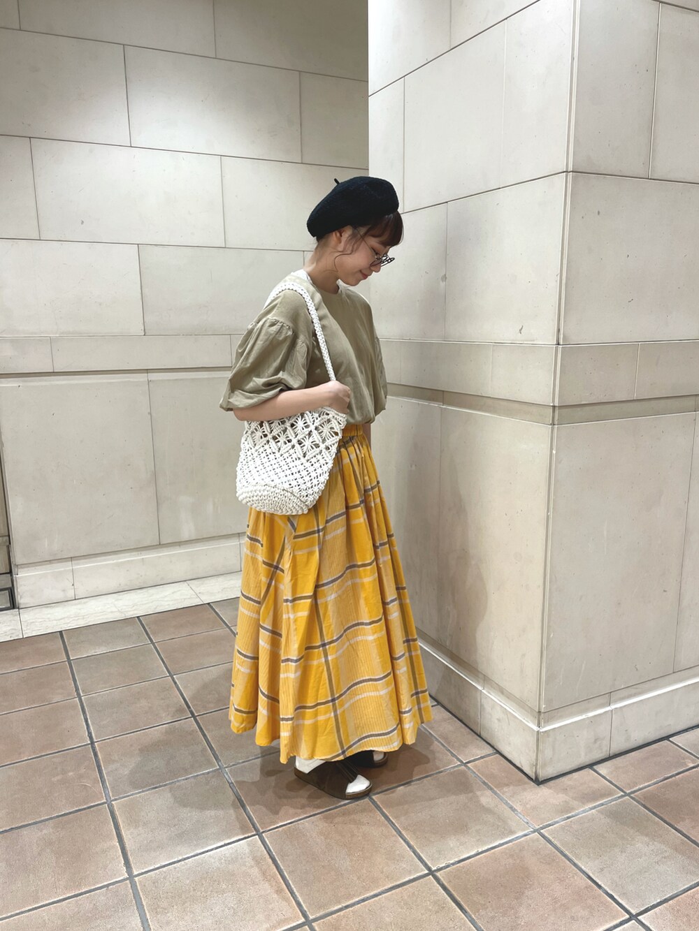 ベージュ系のTシャツ/カットソー、ベージュ系のTシャツ/カットソー、イエロー系のスカートを着用したレディースの夏コーディネートの2枚目の写真